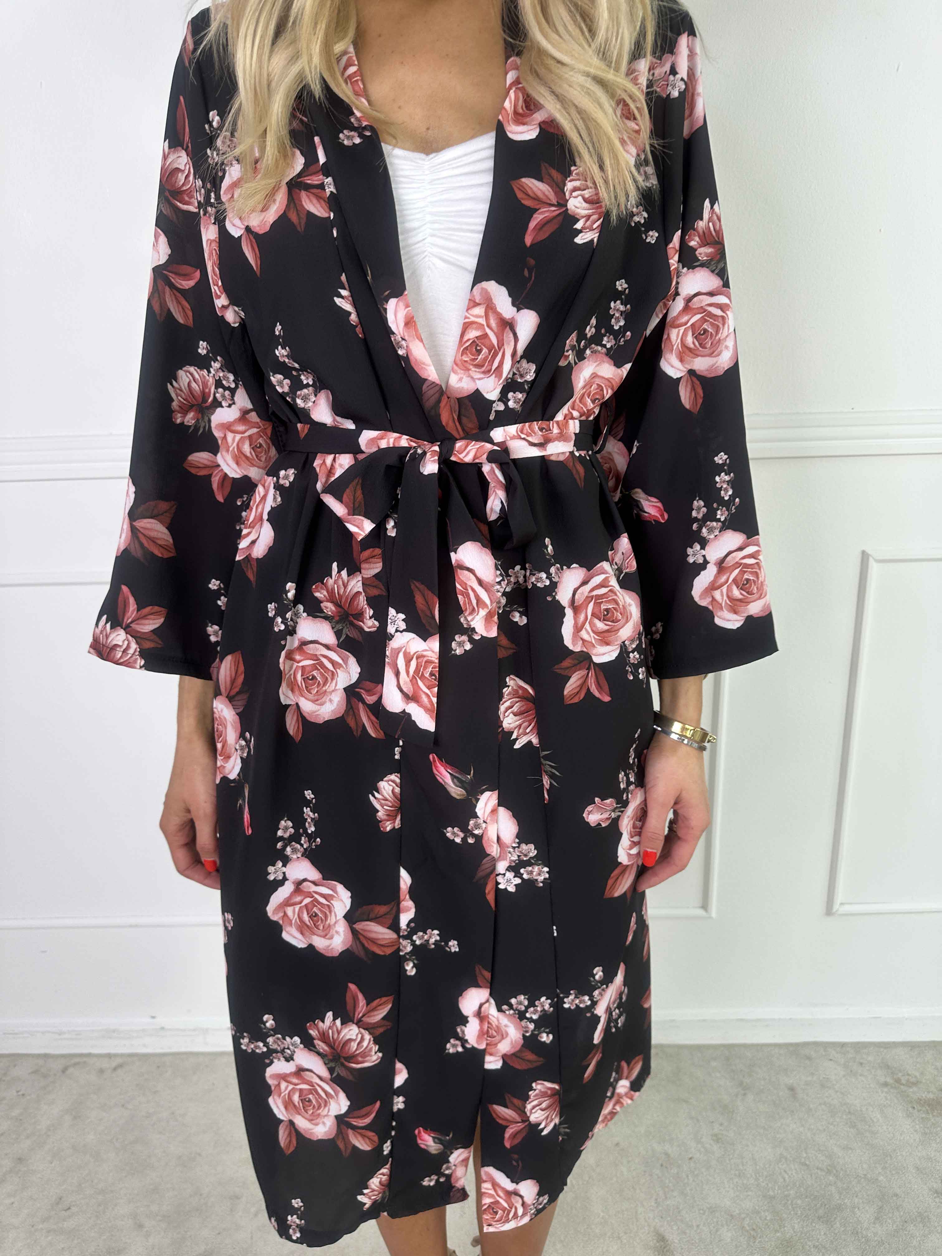 Agate - Söt kimono med rosor